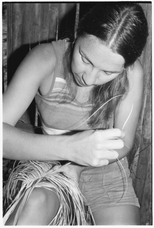 Shelley Schreiner learning plaiting from Moruka, daughter of &#39;Elota.
