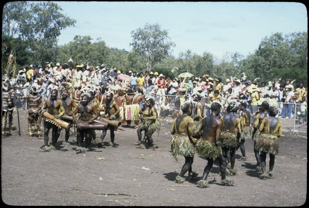 Port Moresby show: dancers with kundu drums