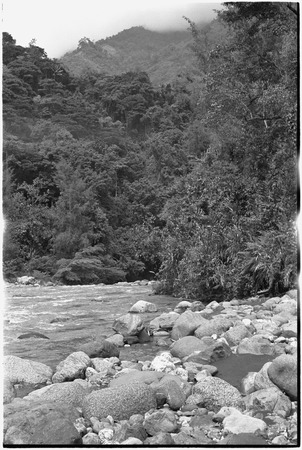 Simbai River Valley: river in steeply-sloped valley