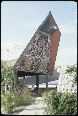 Papua New Guinea National Museum and Art Gallery: facade in style of a haus tambaran