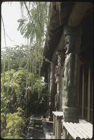 Papua New Guinea National Museum and Art Gallery: sculptural supports