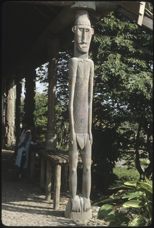 Papua New Guinea National Museum and Art Gallery: sculptural supports