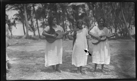 Cook Islands girls playing guitars