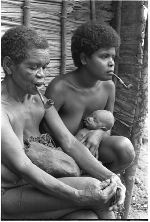 The kwai&#39;okoa&#39;i birth helper and baby sit with Lamana of nearby Maaburu.