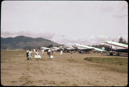 Mount Hagen show: aircraft and passengers at Mount Hagen airstrip