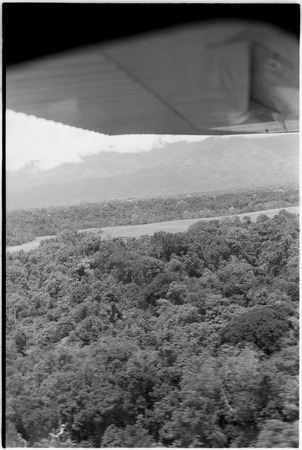 Madang-Aiome flight: Ramu River Valley and Schrader Range, aerial view