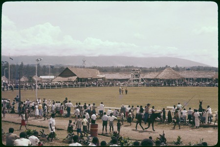 Mount Hagen show: grounds ringed by audience