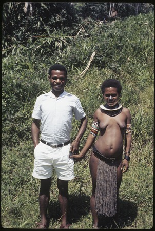 Ndikai Kuk and his wife Wura, a kina shell around her neck