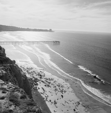 Scripps Institution of Oceanography pier and the La Jolla coastline, viewed from the north