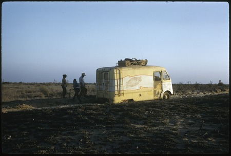 Truck stuck near El Matomí, Vizcaíno Desert