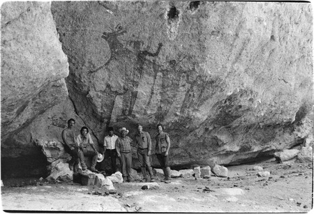 Group photograph at Cueva de las Flechas in the Sierra de San Francisco