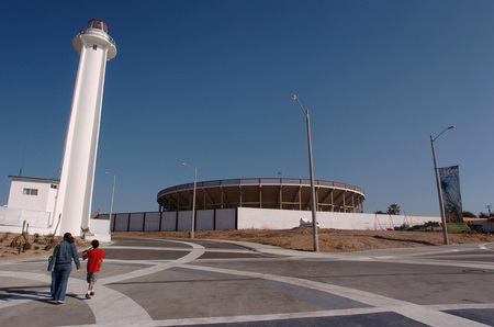 La esquina/ Jardines de Playas de Tijuana: plaza with lighthouse and bullring