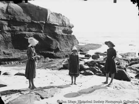 Vida, Aimee, and Ruth Patterson using kelp to play jump rope on La Jolla beach