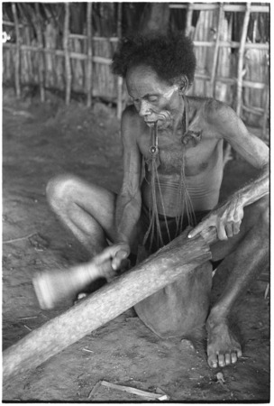 &#39;Elota makes ruu barkcloth by beating it from a stick.