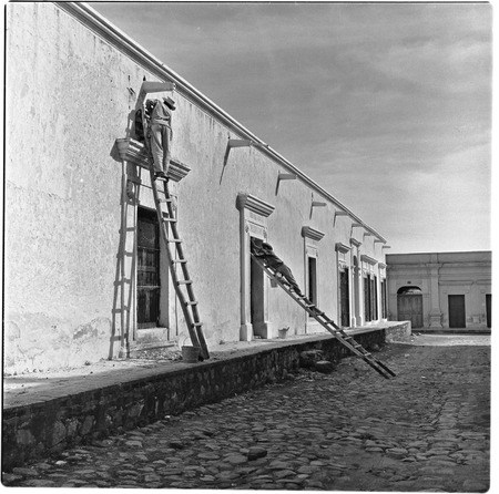 Plastering the façade of a building in Álamos