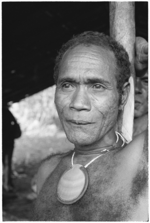 Man with dafiburua pearlshell pendant around neck