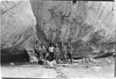 Group photograph at Cueva de las Flechas in the Sierra de San Francisco