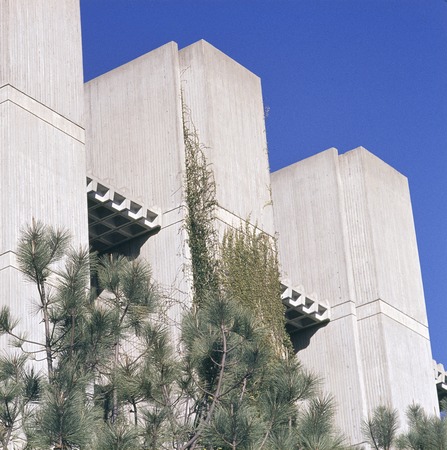 John Muir College: Electrophysics Research Building: exterior: detail of buttresses