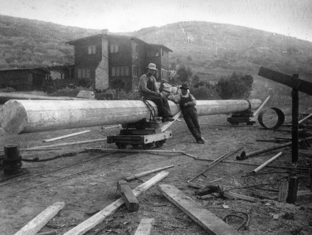 Workers during the construction of the Scripps Pier with the Director&#39;s House in the background, Scripps Institution of Oc...