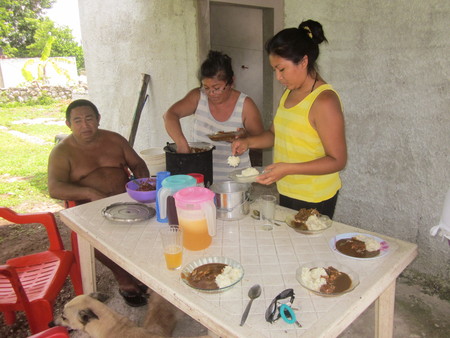 Felipe Chalé Cam, Raquel Canul Aké,  Edna Cristina Chalé Cam serving lunch