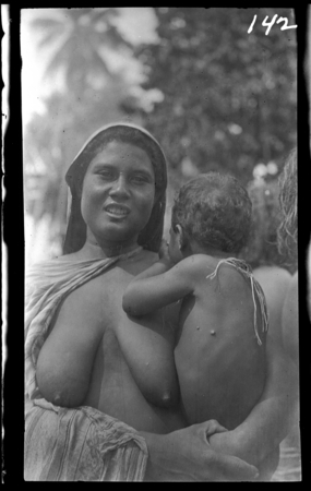 Mother and child, Sikaiana