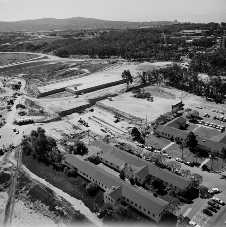 Aerial view of School of Medicine construction site (looking west), UC San Diego