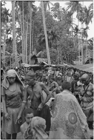 Mortuary ceremony, Omarakana: crowd of mourning women at exchange of banana leaf bundles, Annette Weiner (center distance)