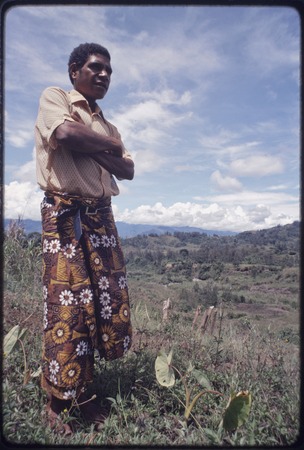 Western Highlands: man wearing length of fabric, secured with belt