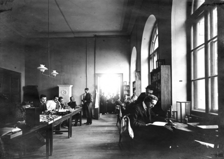 Library in the Trieste Zoological Station chemistry laboratory