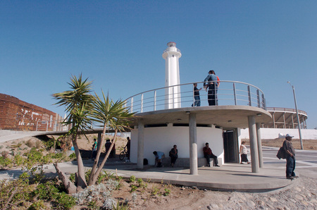 La esquina/ Jardines de Playas de Tijuana: view of platform next to the border fence and lighthouse