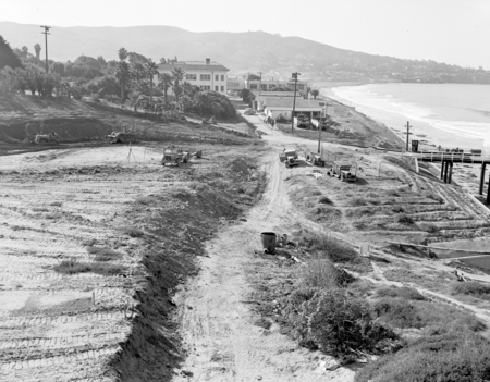 Excavating service yard, original library building in background, Scripps Institution of Oceanography