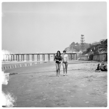 Scripps Pier, two women walking along the beach