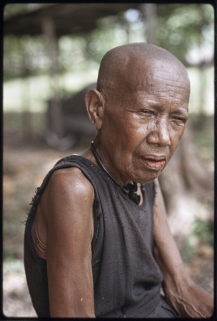 Bomtavau, an older woman, with newly shaven head, sign of mourning