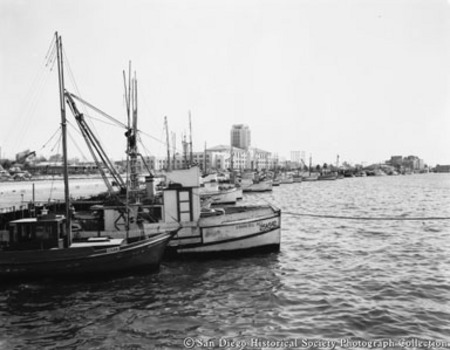 Fishing boats docked along San Diego&#39;s Embarcadero