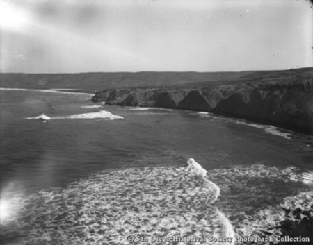 Bird&#39;s-eye view of cliffs on La Jolla coastline, north of Scripps Institution of Oceanography