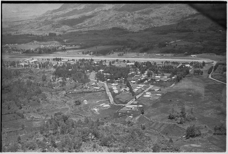 Mount Hagen: aerial view of airstrip and town