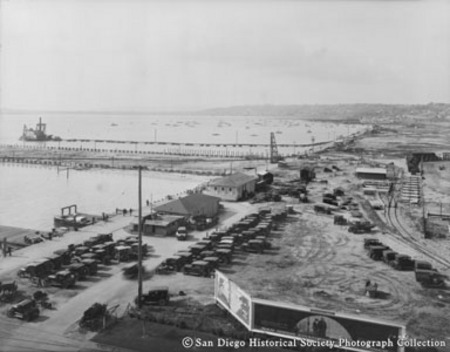 Bird&#39;s-eye view of Broadway and B Street piers, San Diego harbor