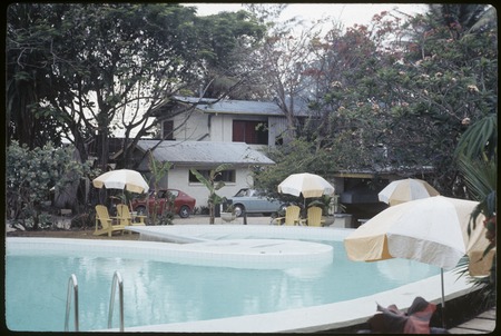 Madang: Smuggler&#39;s Inn swimming pool and hotel building
