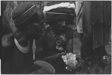 Ritual exchange, Tsembaga: men examine shell valuables