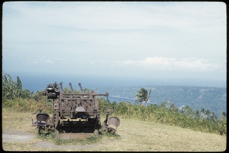 Rabaul Coastwatcher&#39;s Memorial, rusting artillery displayed