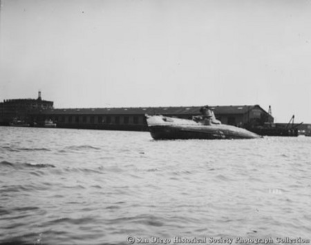 Submarine run aground near Municipal Pier, San Diego harbor