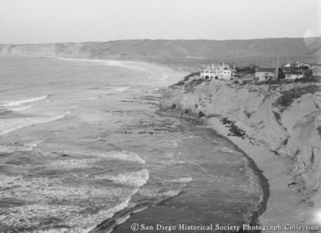Bird&#39;s-eye view of San Diego coastline, house on bluff overlooking ocean