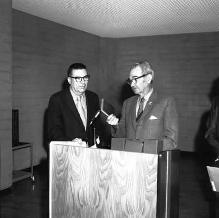 Herbert York (left) and Francis Smith during ceremony commemorating the 3/4 million books at UC San Diego Libraries