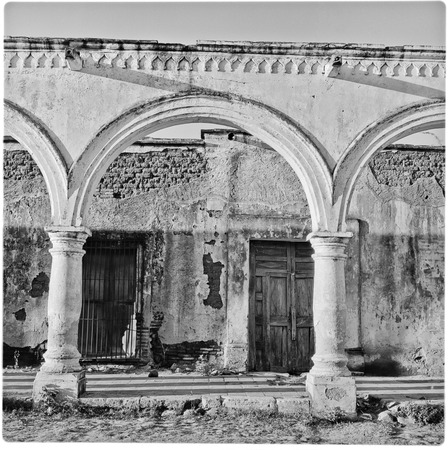 Arches in front of building in Álamos