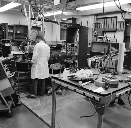 Physics laboratory, 1205 Mayer Hall, UC San Diego