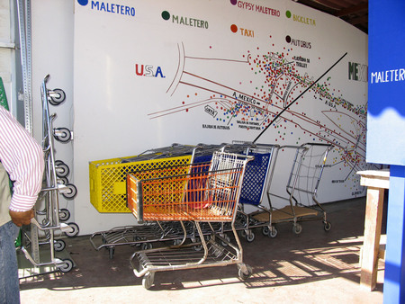 Maleteros: view of shopping carts in the workshop