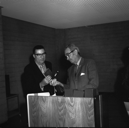 Herbert York (left) and Francis Smith during ceremony commemorating 3/4 million books at UC San Diego Libraries