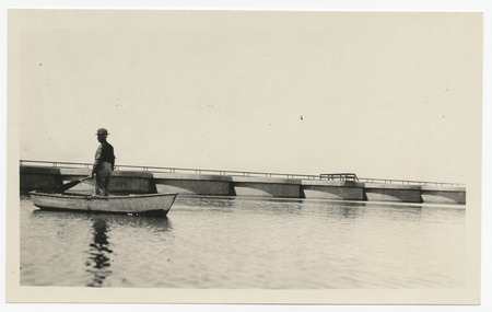 Boating on Lake Murray, near dam&#39;s edge