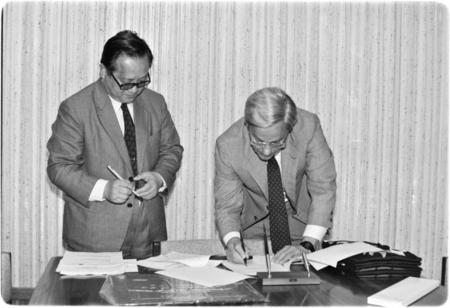 Chancellor Atkinson signing cooperation agreement with the Huazhong University of Science and Technology