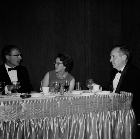People dining at the UC San Diego Faculty Ball